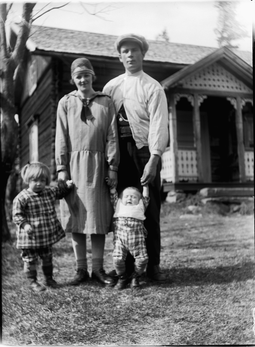 Ole M Martinsen, Ukjente gruppe, familie foran et hus.
