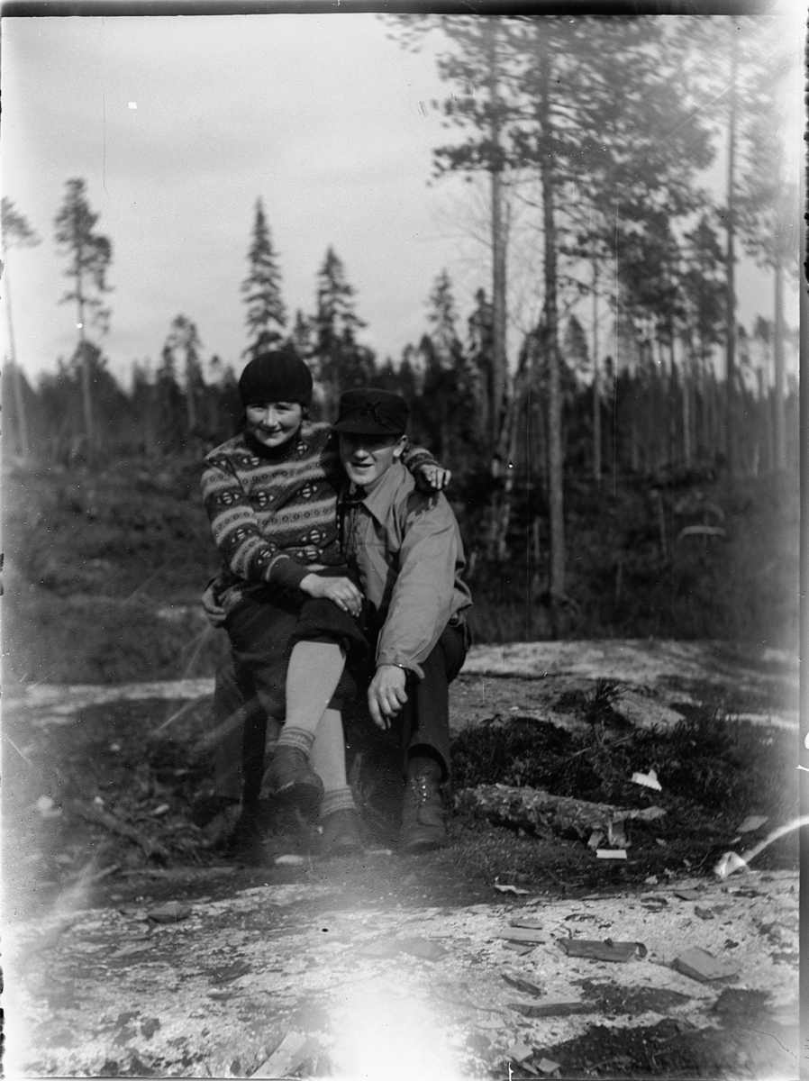 Ole M Martinsen, Eksteriør, skog. Ukjent kvinne og mann.