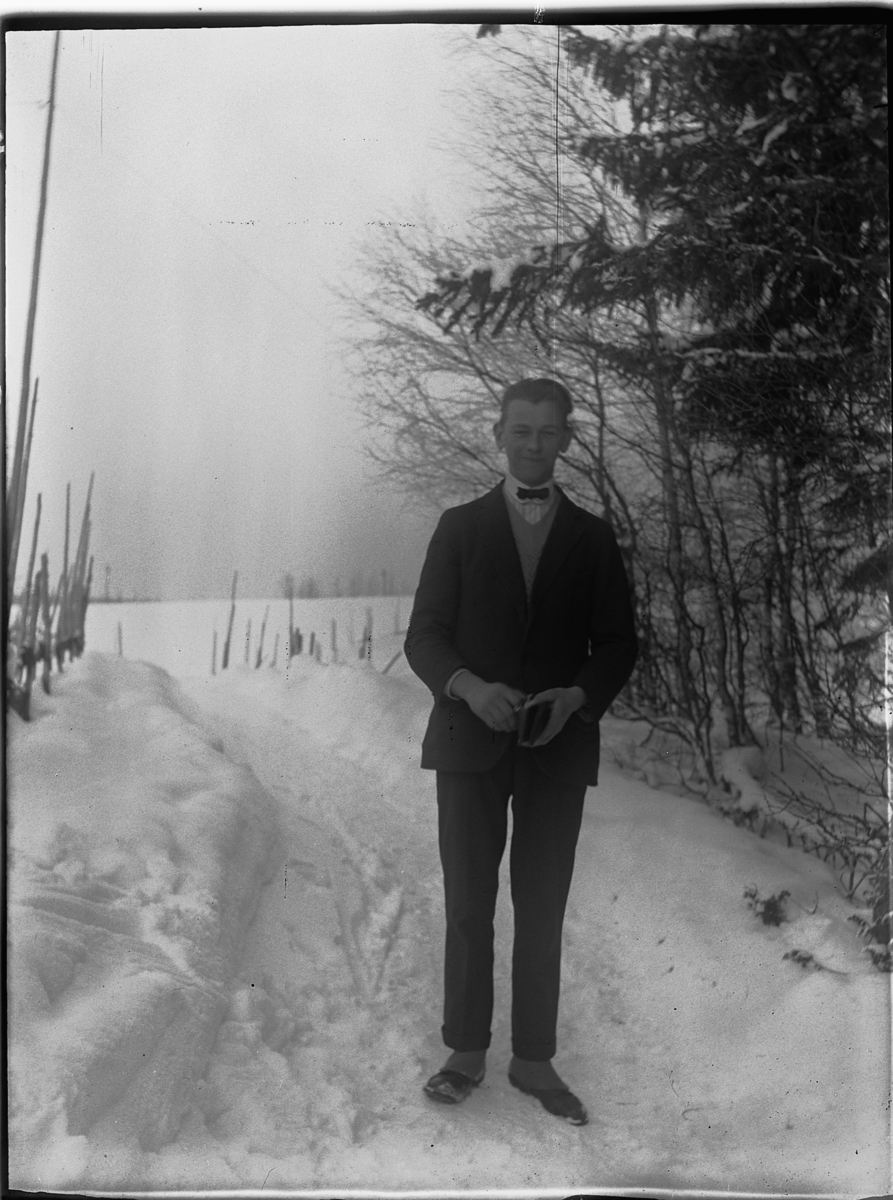 Ole M Martinsen, Eksteriør, vinter. Ukjent mann ved en sti.