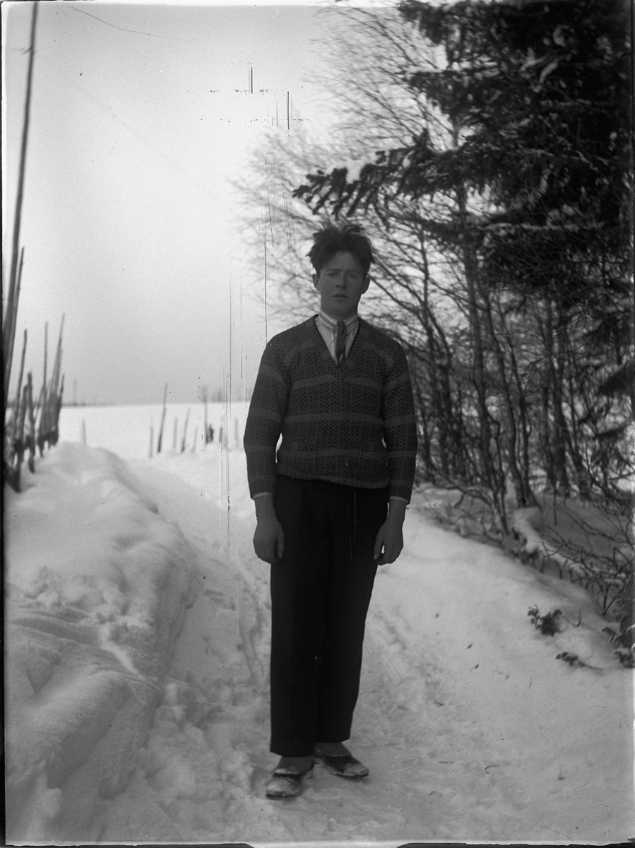 Ole M Martinsen, Eksteriør, vinter. Ukjent mann ved en sti.