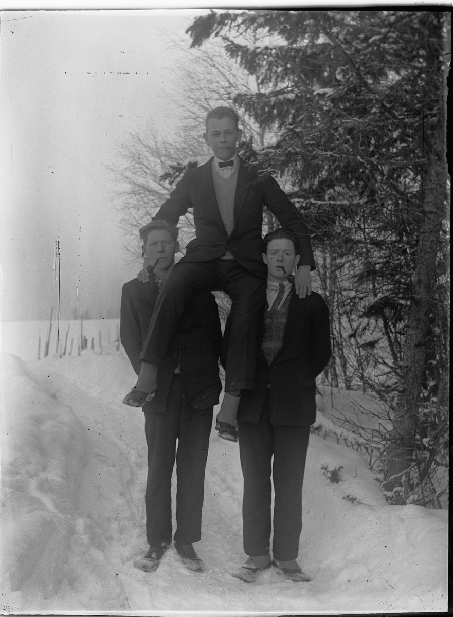 Ole M Martinsen, Eksteriør, vinter. Tre ukjente gutter med piper ved en sti. To stykker bærer den ene på gullstol.