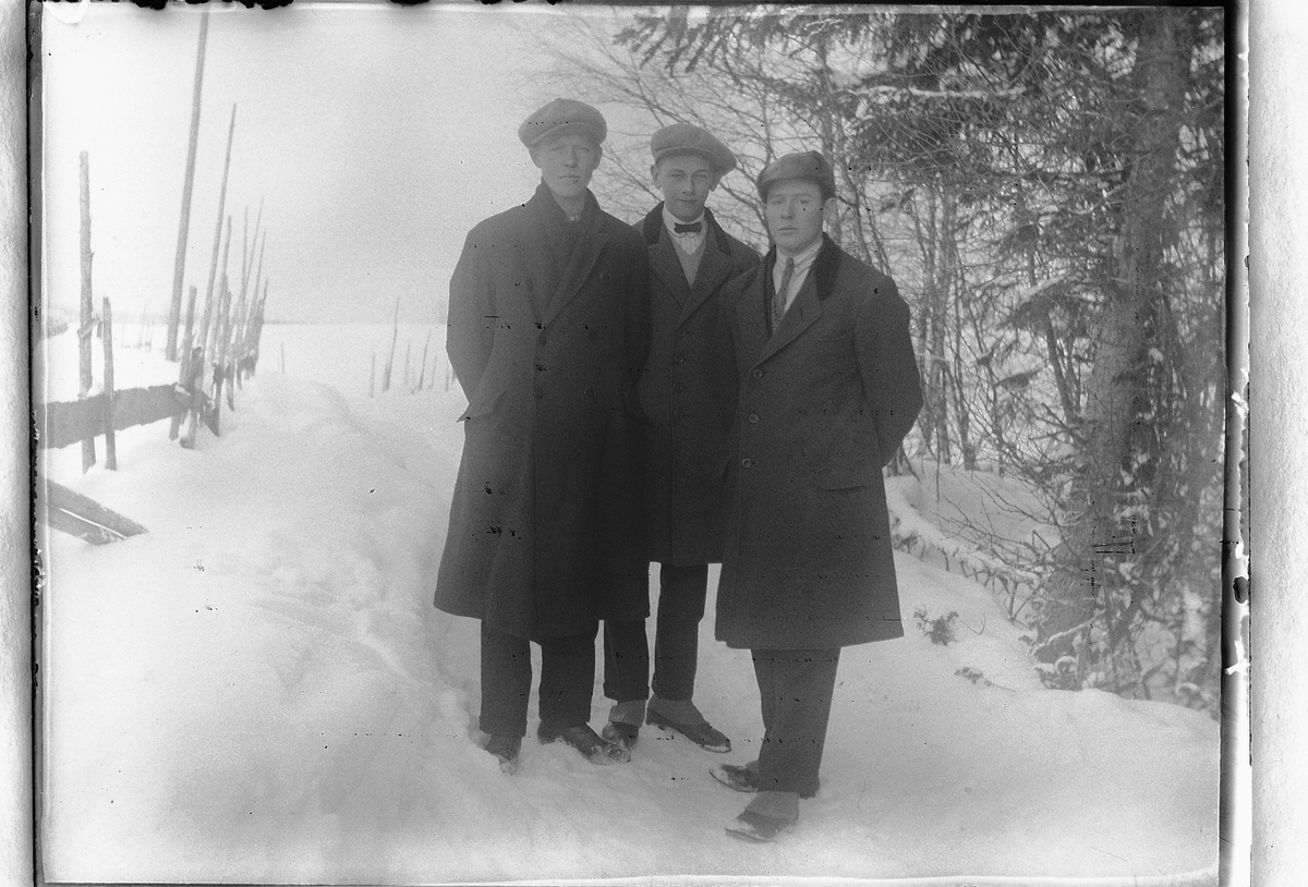 Ole M Martinsen, Eksteriør, vinter. Tre ukjente gutter ved en sti.