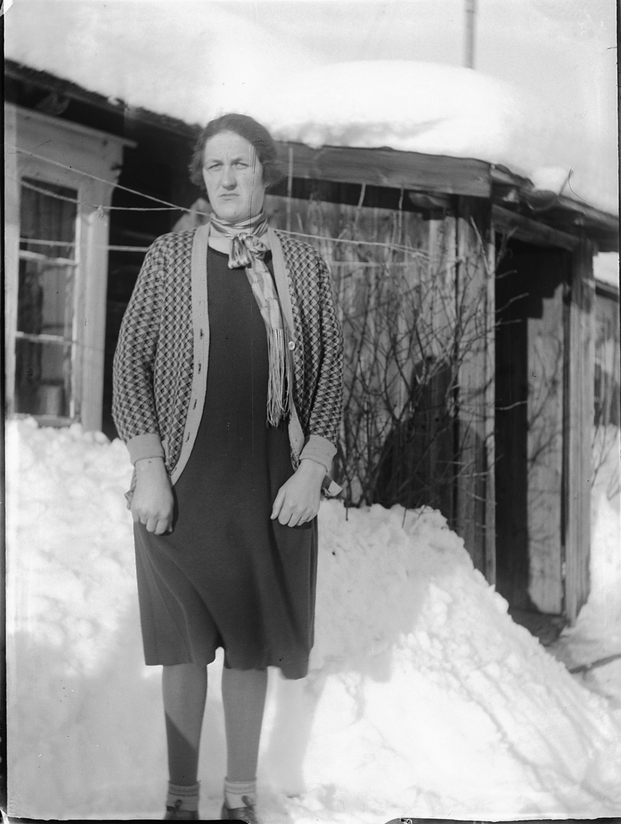 Ole M Martinsen, Ukjent kvinne foran et hus.