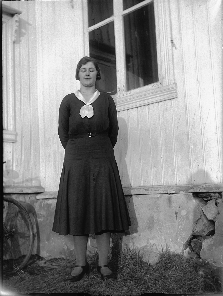 Ole M Martinsen, Ukjent kvinne ved et hus.