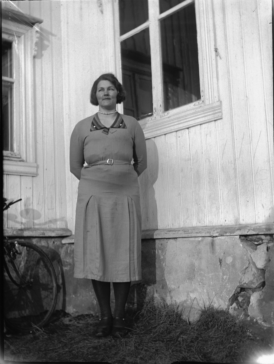 Ole M Martinsen, Ukjent kvinne ved et hus.