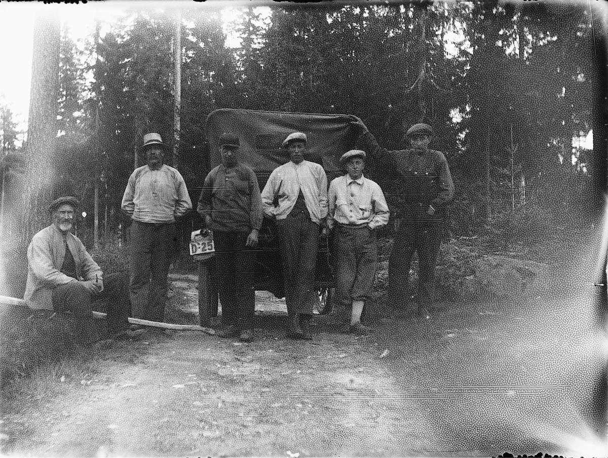 Ole M Martinsen, Gruppe ukjente mannfolk, bakenden på ukjent bil. D-253. Samme motiv HHB-00785