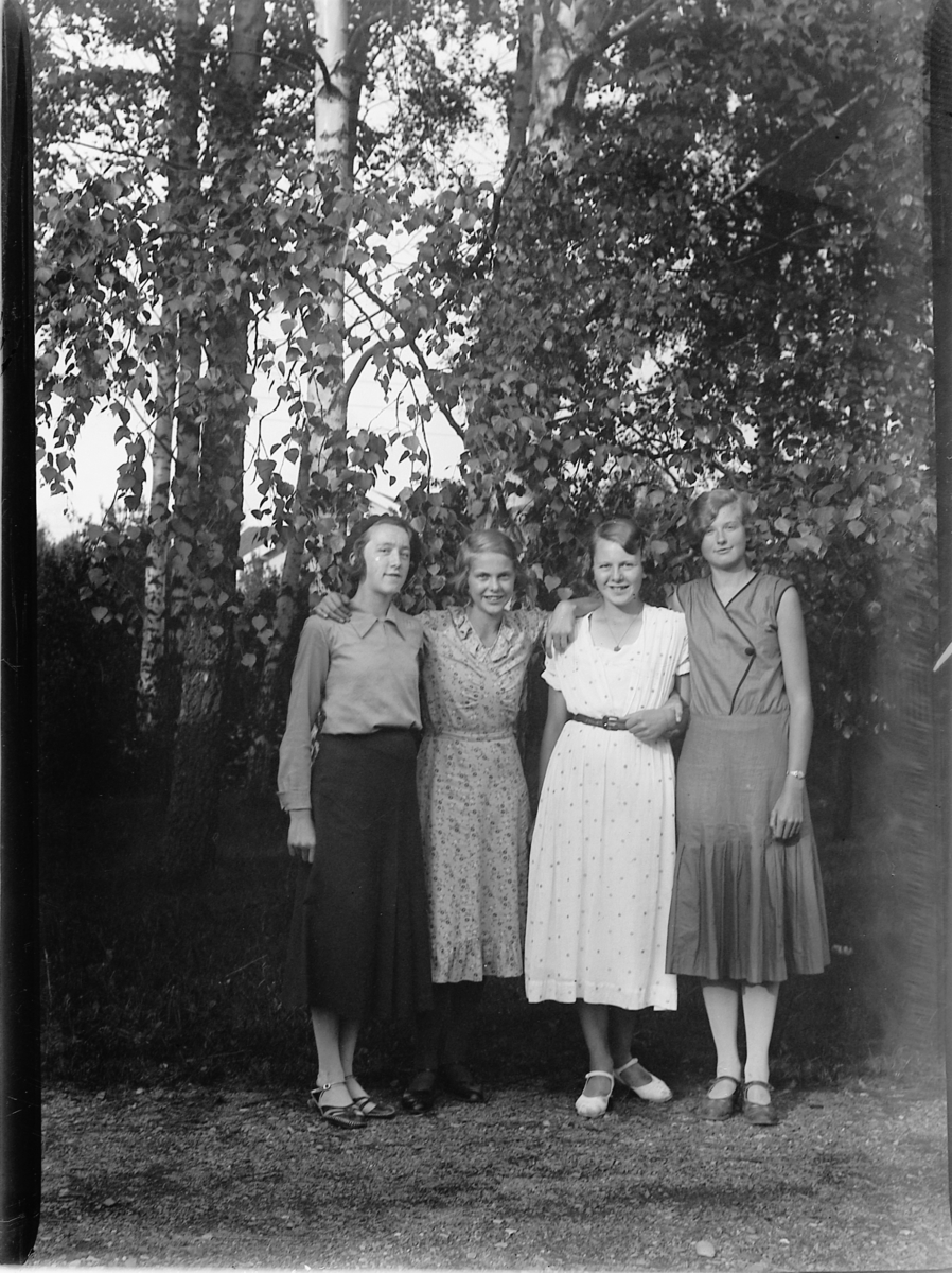 Mikkel Sveinhaug, F. V. UKJENT, BJØRG DOBLOUG, ASTRID DOBLOUG, TUBBI/MARIE JOHANNE DOBLOUG Astrid og Bjørg er søstre, Tubbi deres kusine. Og den ”ukjente” er sannsynligvis deres felles kusine Lykseth fra Furnes, ( kommentar fra Gunnar Tørud).