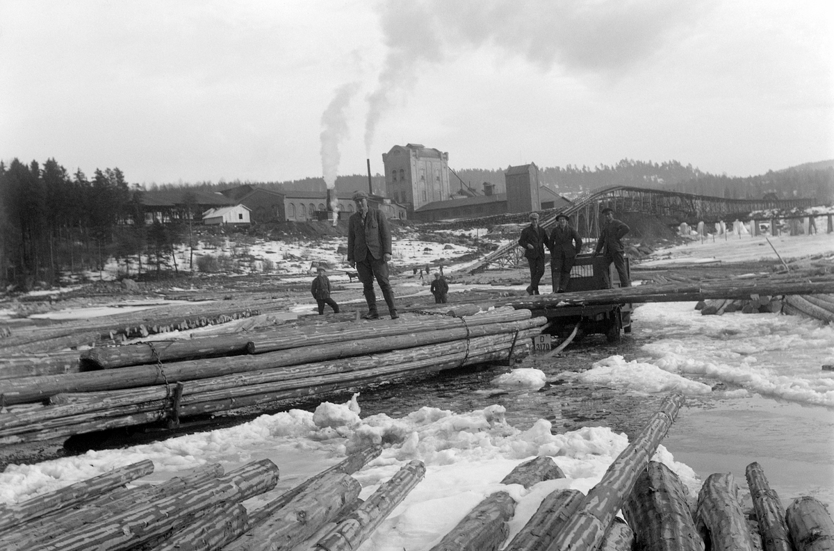 Mikkel Sveinhaug, MOELVEN CELLULOSE, TØMMER, UKJENTE MENN, KJERRAT. TØMMERKJØRING. LASTEBILEN TILHØRTE. . . . . . DALSVEEN.
