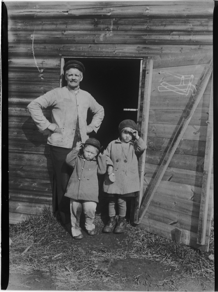 Mikkel Sveinhaug, Smed Anders Andersen og hans sønn Thorolf Andersen. Mulig det er datteren til Anders Andersens datter står ved siden av. Ring, Ringsaker, 1931.