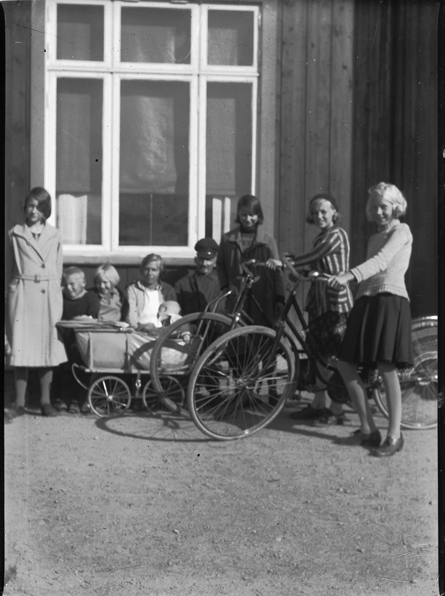 Mikkel Sveinhaug, MOELV JERNBANESTASJON, GRUPPE UKJENTE BARN OG VOKSNE, SYKKEL, BARNEVOGN.