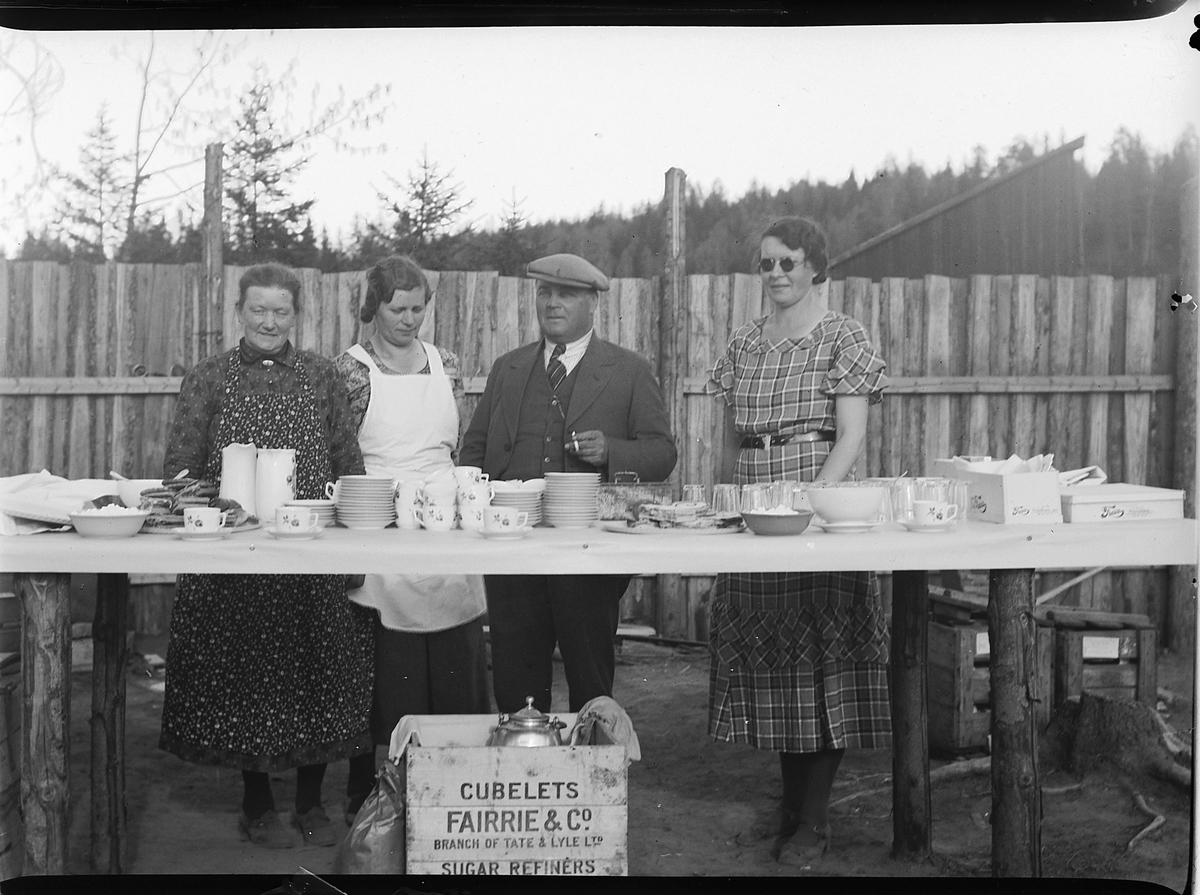 Mikkel Sveinhaug, IDRETTSPLASSEN I KORGSTUVIKA, MOELV, TURNSTEVNE 26-5-1935, SALG AV KAFFE, SJOKOLADE ETC. F, V KRISTINE JOHANSEN, UKJENT ( AA. . . . . ULVEN (?, LARS SKRAMSTAD OG SIGRID ENG.
