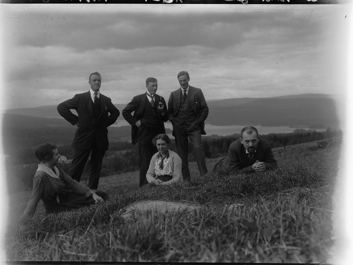 Mikkel Sveinhaug, FORAN F. V. FRØKEN BØSTRUP, FRU DYBVIK, DRIFTSBESTYRER DYBVIK, BAK OLE SAMSAHL, LANDHANDLER GEORG SMEDSTAD, OG UKJENT. BILDET ER TATT I KVISLA.