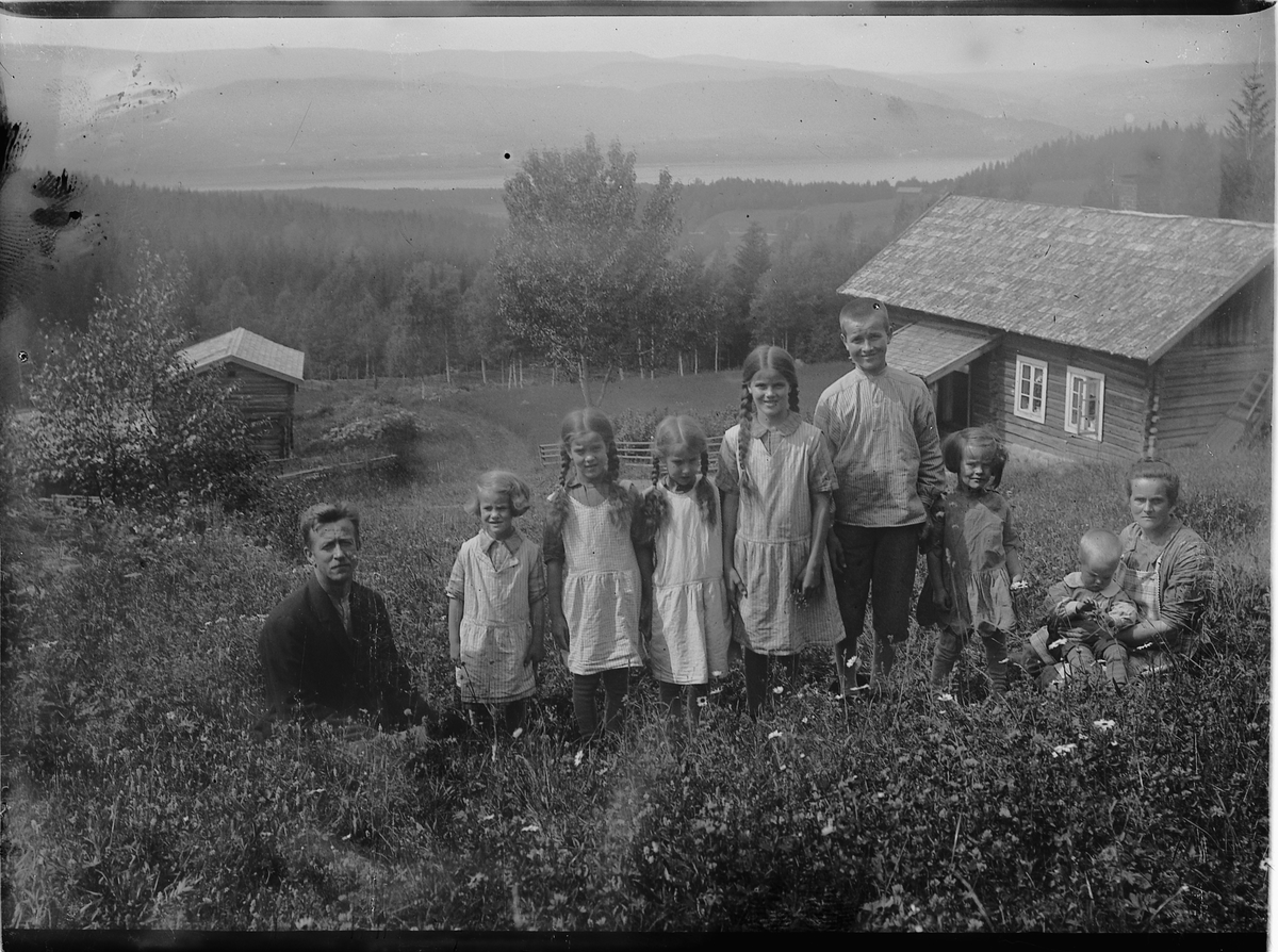 Mikkel Sveinhaug, NEDRE FOSSTUEN, MOELV. UNDER FOSSEN GARD, NEDRE FOSSTUEN VAR OPPRINNELIG EN HUSMANNSPLASS MEN FAMILIEN PEDERSEN LEIDE HUSET AV FOSSEN GARD SOM SELV DREV. FAMILIEN PEDERSEN, FRA VENSTRE:FAR: KARL, MARTHA, OLAUG, AGNES, BERTHA, PEDER, SIGRID, MOR: OLINE MED KÅRE PÅ FANGET. HATTEMAKERSTUEN. KARL PEDER…
