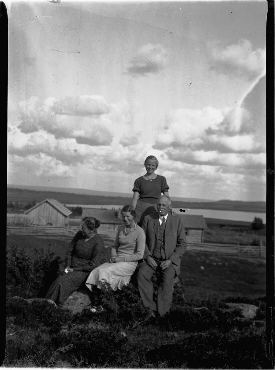 Mikkel Sveinhaug, F. V. GØNNER SVEINHAUG, TITTI BOLSTAD, 15-7-1934 MAGNHILD BOLSTAD OG JAKOB BOLSTAD, AKSJØEN i Ringsaker, 15-7-1934.
