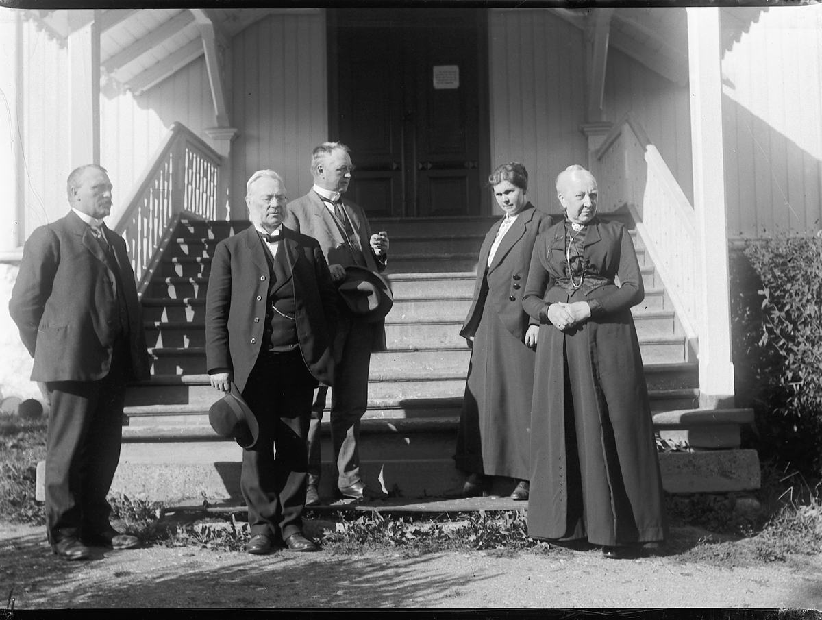 Mikkel Sveinhaug, F. V. AXEL KROGVIG, PASTOR REINERT SVENDSEN, DOKTOR WERGELAND, SISSA KROGVIG OG FRU SCHJERPEN, FORAN INNGANGEN TIL VELDRE KIRKE I RINGSAKER.