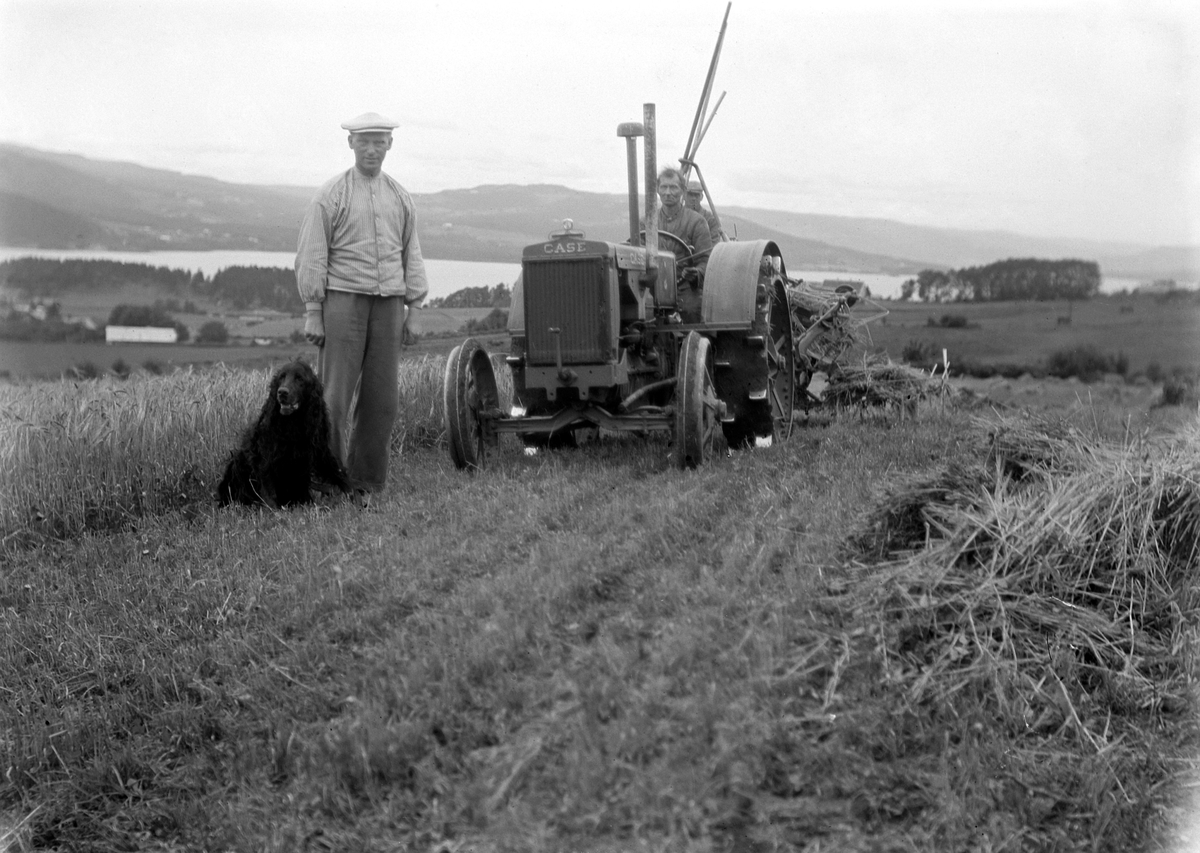 Mikkel Sveinhaug, JERNTRAKTOR MED SJØLBINDER, SKURONN, KASPER ØSTBY GARDSBESTYRER FJELSTAD, RING.