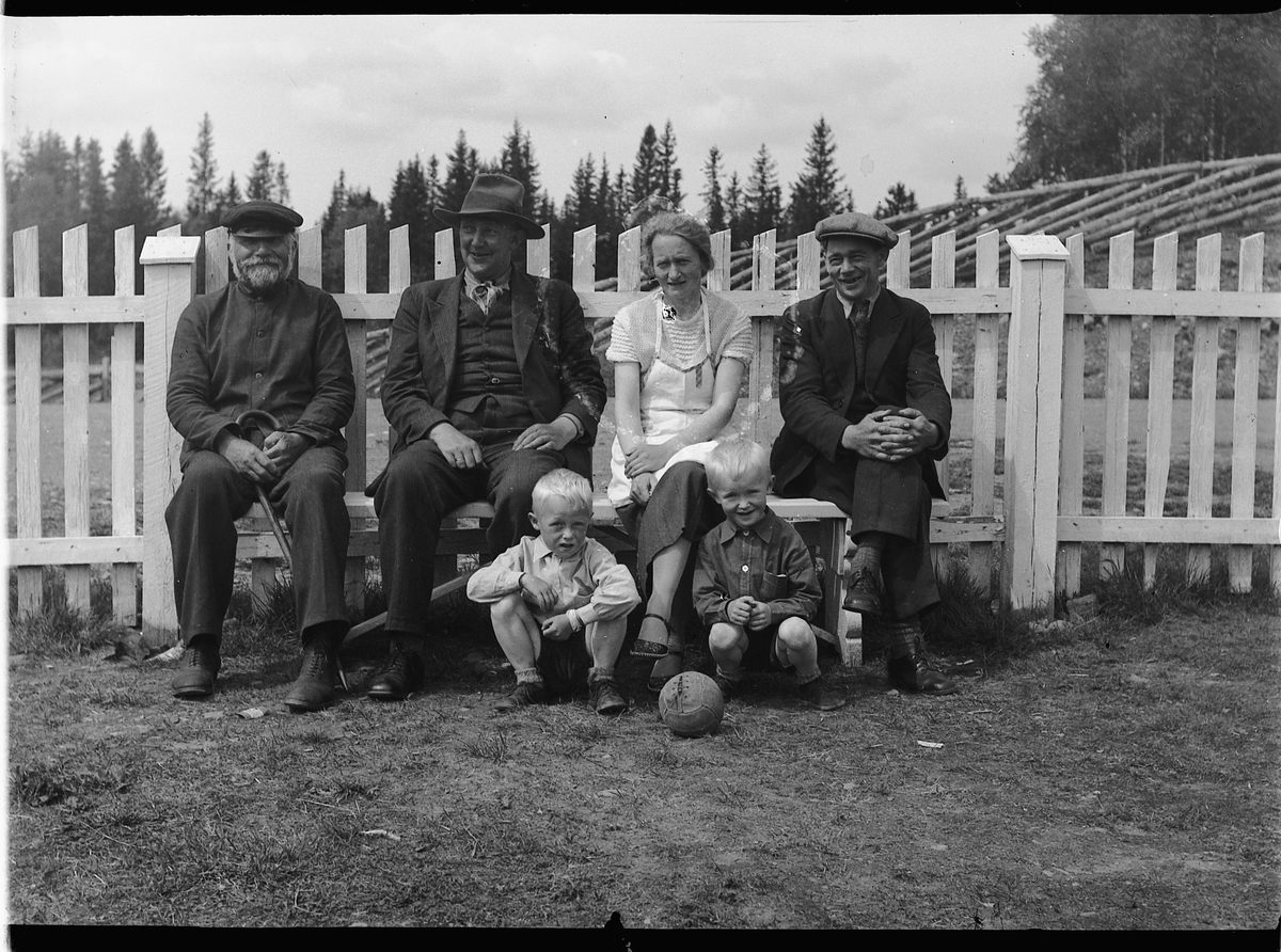 Mikkel Sveinhaug, SAGSTUEN, 13-6-1936. GRUPPE 6 UKJENTE BARN OG VOKSNE.