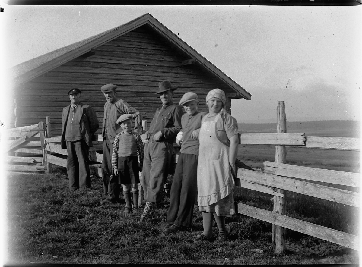 Mikkel Sveinhaug, AKSJØEN, Ringsaker 1939, F. V PETTER TOFTE, OLE NERSVEEN, OLAF SANDSENGEN, BUDEIE PETRA AASETH.