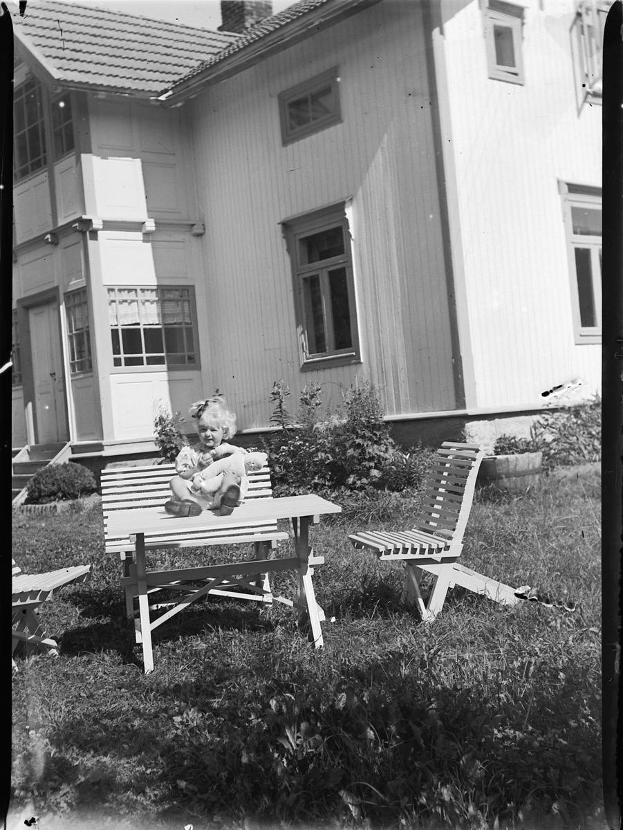 Mikkel Sveinhaug, UKJENT BARN PÅ HAGEBORD, HAGEBENKER.