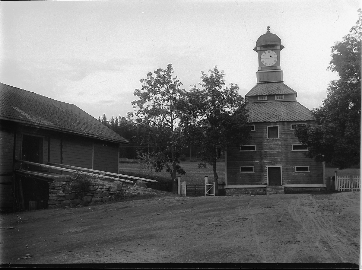 Mikkel Sveinhaug, TJERNE GÅRD, Ringsaker, STABBUR MED STORT KLOKKETÅRN MED URVERK, . LÅVE TIL VENSTRE.