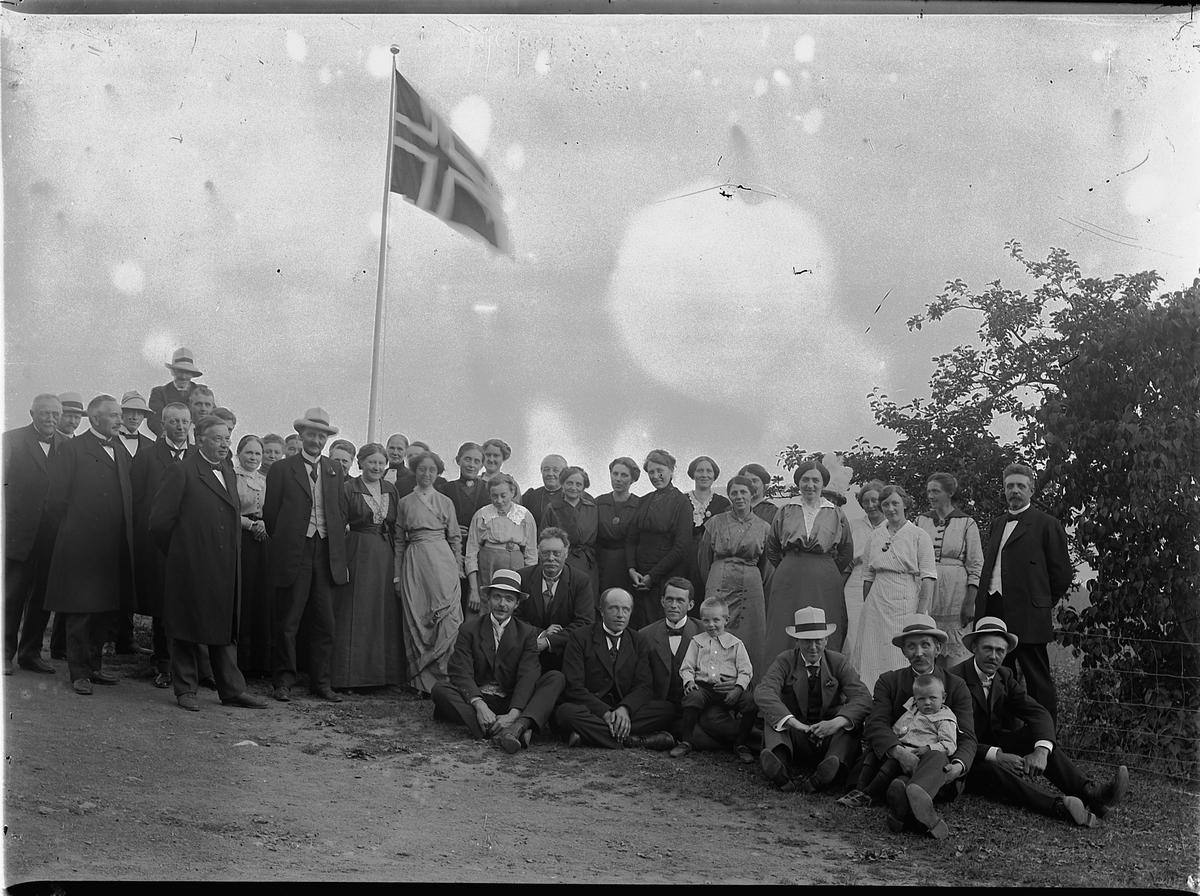Mikkel Sveinhaug, TØMTEN 1914, STOR GRUPPE, UKJENTE BARN OG VOKSNE.
