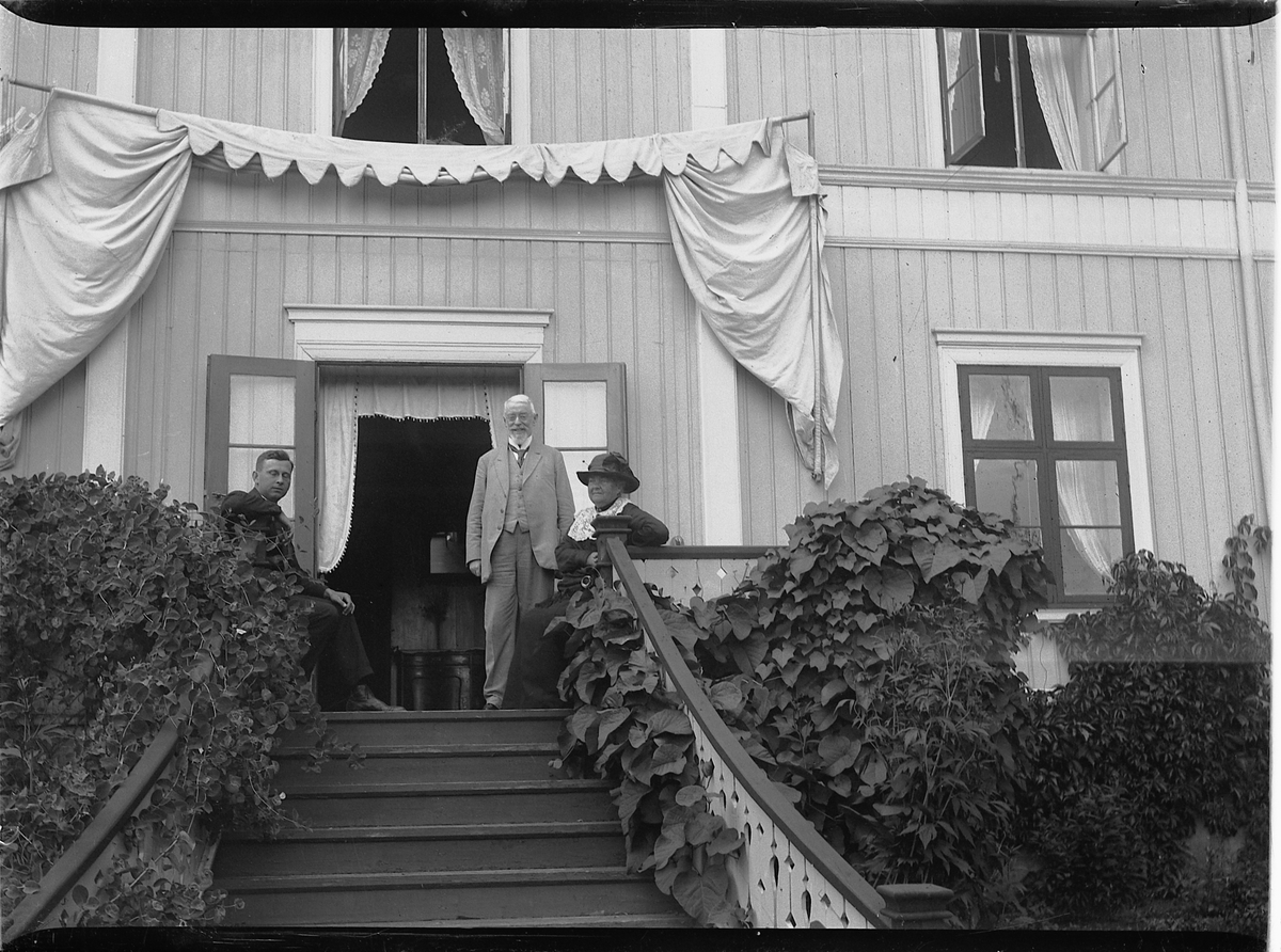 Mikkel Sveinhaug, TJERNE GÅRD, FRA VENSTRE: LEIV BLAKSTAD 1894 - 1948, SAMMEN MED WOLLERT OG IDA KONOW.