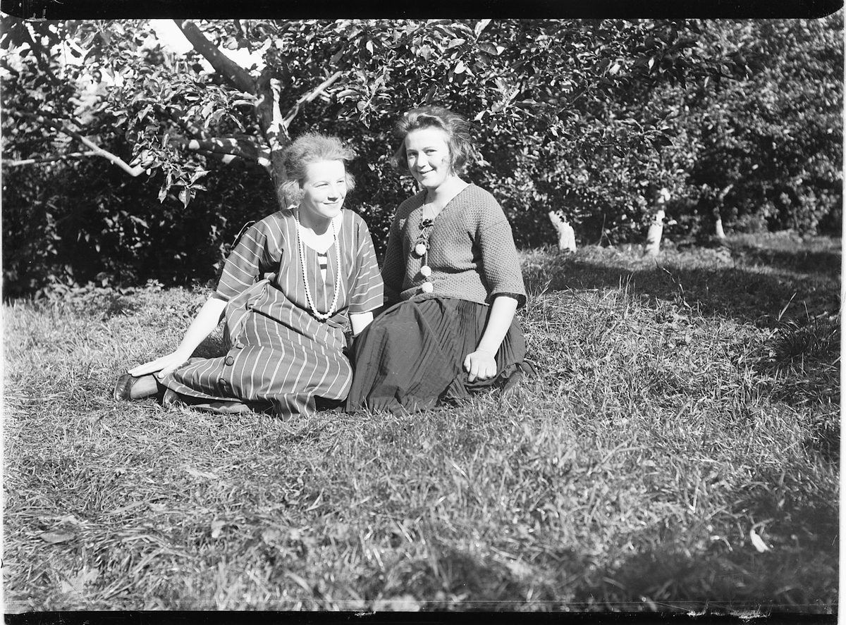 Mikkel Sveinhaug, MARIE ENGELSTAD OG SIGNY OLSEN.