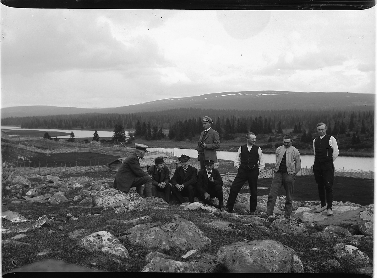 Mikkel Sveinhaug, F. V. SITTENDE S. HERSOUG, THOMASSEN ?, OLE BERGUNDHAUGEN, SJÅFØR HARTVIG BJERKE. STÅENDE F. V. DYRLEGE TRØNNES, JOHANNES VINJU, HALVOR RØHR, HANS BRÅSTAD, KVARSTADSETRA I ÅSTADALEN.