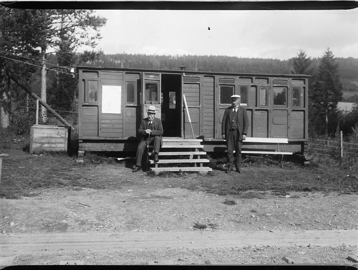 Mikkel Sveinhaug, RUD STOPPESTED, RUDSHØGDA JERNBANESTASJON, OPPRETTET 15/11-1915. F. V. OLA SKARAASEN OG JAKOB RUD, "kræmer". Stasjonsmester, opplært av Johs. Ensby, telegrafist på Ringsaker.