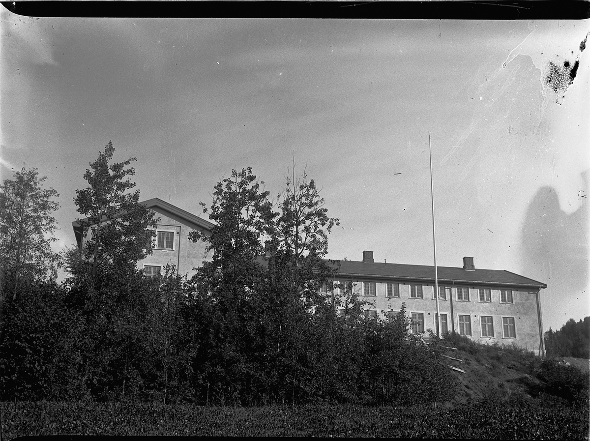Mikkel Sveinhaug, RINGSAKER FYLKESSKOLE, SENERE FOLKEHØGSKOLE. Bygd opp i 1929 etter brannen.