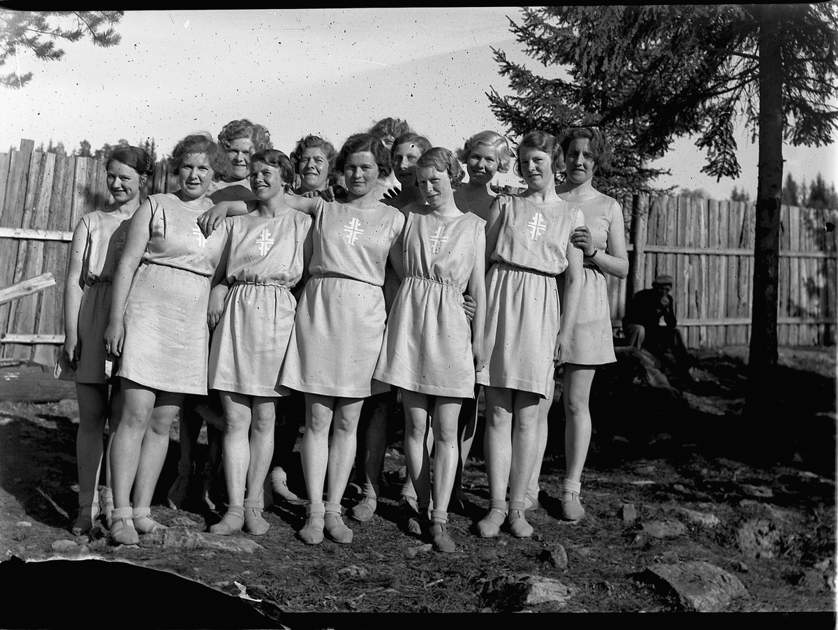 Mikkel Sveinhaug, MOELV TURNFORENING, GRUPPE DAMETURNERE PÅ GAMLE IDRETTSPLASSEN 1933. FORAN F. V. ASTRID SØRSVEEN ( HOLMSTRØM ), OLOUG BERNTSEN ( GRØDTLIEN ), JENNY SIMENSEN (KRISTIANSEN ) RANDI AHLSEN, OLAUG SIMESEN, MARGIT TESSHEIM, BAK F. V. KIRSTEN WIEN, RAGNHILD NYSVEEN ( HOLMSTRØM ), ALICE HOLMSTRØM, BETZY SL…