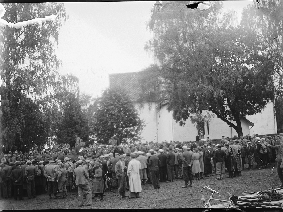 Mikkel Sveinhaug, TYSKE SOLDATER, HESTEAUKSJON VED RINGSAKER KIRKE, KRIGEN.