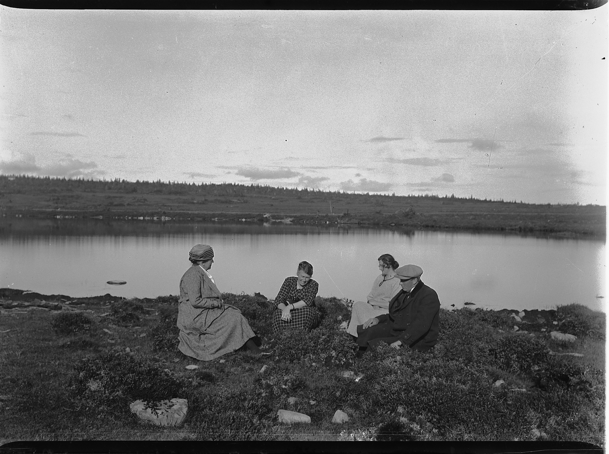 Mikkel Sveinhaug, LJØSVATNET i Ringsaker. F. V MARIE OG HILDA SKAPPEL, INGEBORG BROCKMANN OG GEORG SMEDSTAD.