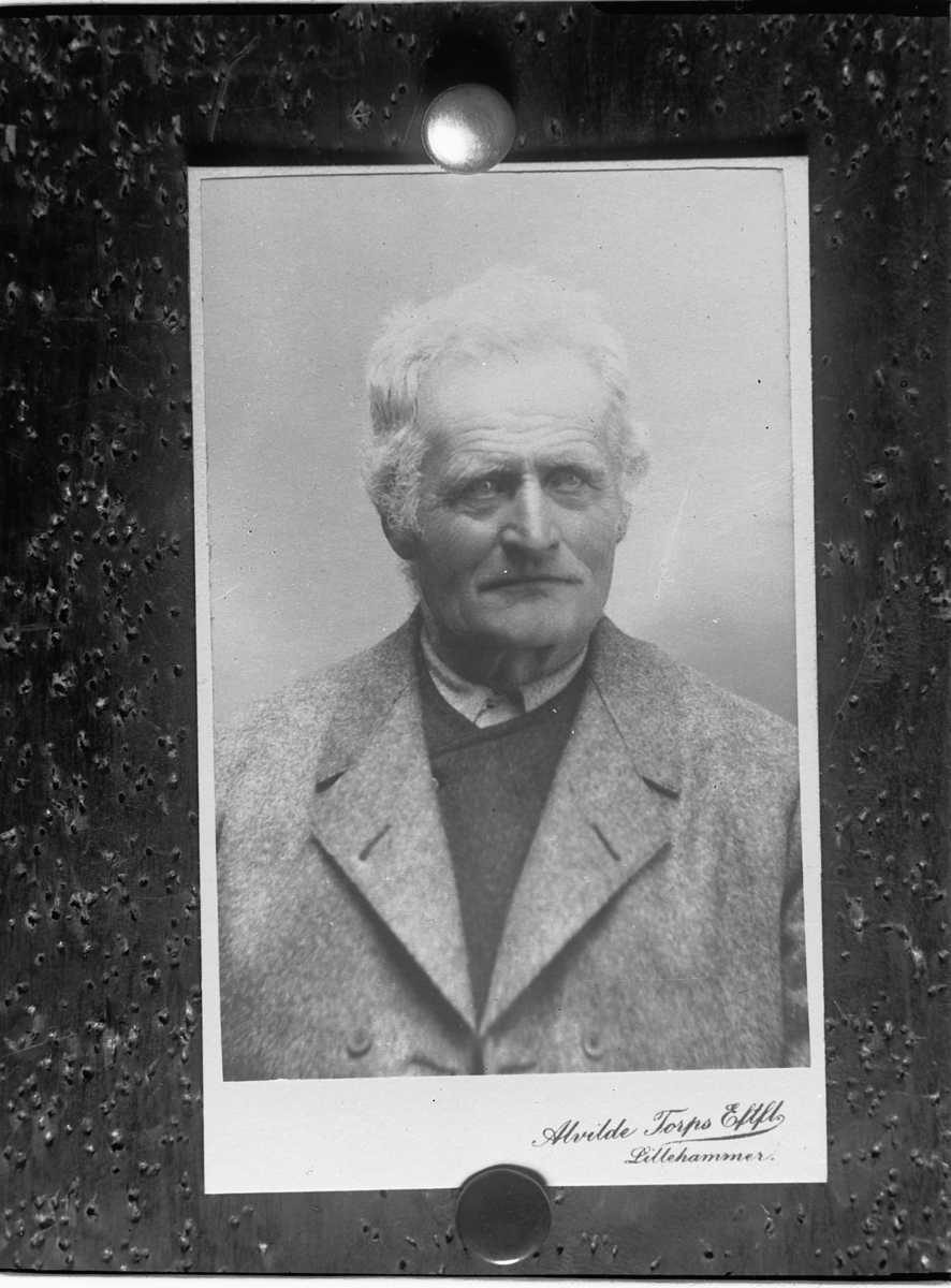 Mikkel Sveinhaug, EVEN EVENSEN SYLJUÅSEN, SAGSTUEN. FØDT I SAGSTUA I MESNALIA, Ringsaker. HADDE SAGBRUK VED TYRIA, LANDHANDEL BÅDE I SAGSTUA OG LISMARKA, OVERTOK FARSGARDEN 1900, FJØS MED 25 MJØLKEKYR. SAGSTUEN GÅRD MED SAG, MØLLE OG TURISTHOTELL 1907. SATTE I GANG BYGGING AV KAPELLET OG EIDE STORE DELER AV MESNALIA.