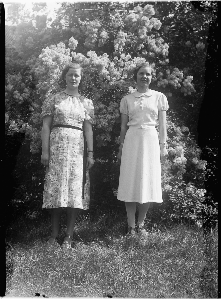 Mikkel Sveinhaug, ASTRID JACOBSEN OG SONJA HØSLESTAD, (HØSTESTAD?) HASLESTAD? 1938.