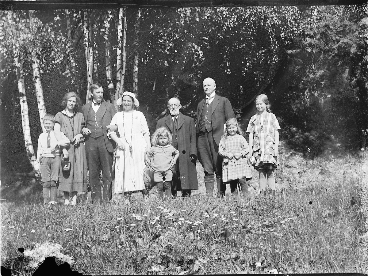 Mikkel Sveinhaug, FAMILIEGRUPPE ALMQUIST ? OG SMEDSTAD, BARN OG VOKSNE, 1938. NR. 3 F. V. GEORG SMEDSTAD.