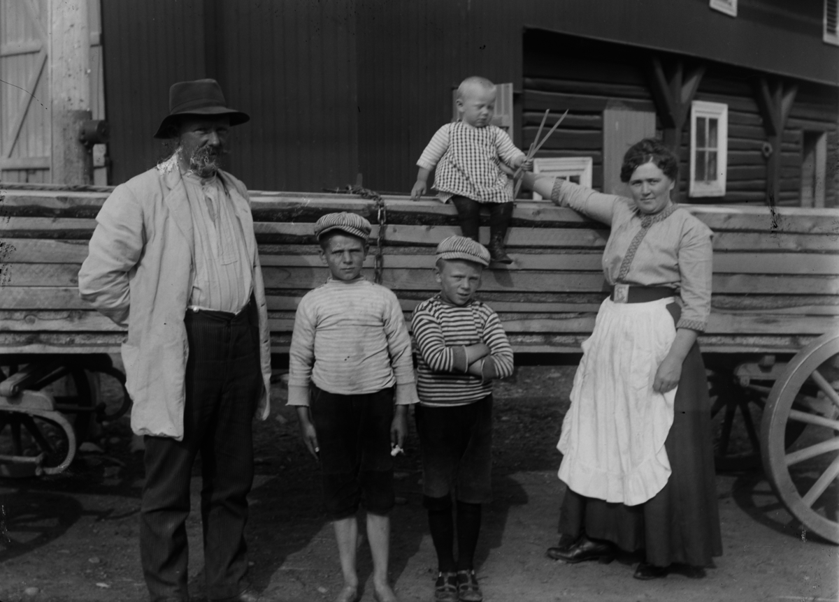 Mikkel Sveinhaug, Ukjent gruppe, familie, foran kjerre, vogn.