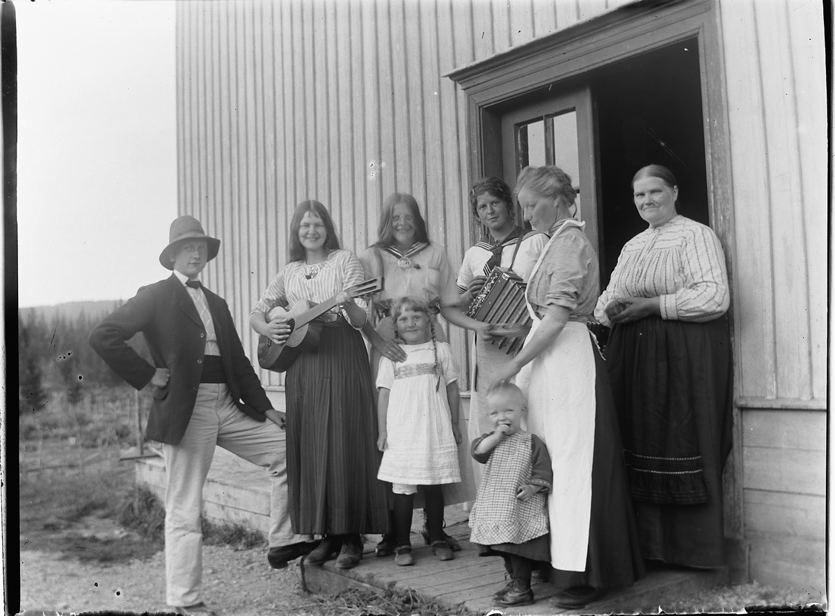 Ole Hansen Løken, BERGUNDHAUGEN ØVRE, Ringsaker, GRUPPE 10, BARN OG VOKSNE, MUSIKKINSTRUMENTER. NR. 1 F. H. BERTHE BERGUNDHAUGEN, NR. 2 SYVERINE BERGUNDHAUGEN.