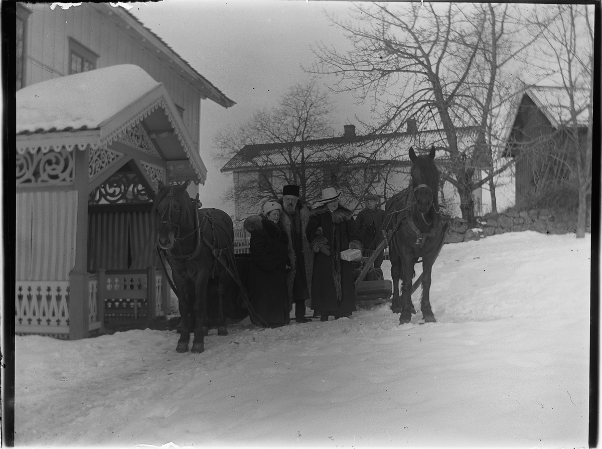 Ole Hansen Løken, LØKEN ØSTRE GARD, LØKENDALEN, RUDSHØGDA i Ringsaker, TO HESTER MED SLEDE, F. V. SUSI PETERS, KUNSTMALER PETERS OG MIMMI LØKEN.
