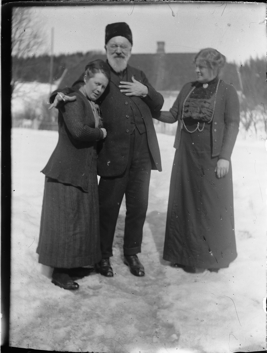 Ole Hansen Løken, LØKEN GARD, LØKENDALEN, RUDSHØGDA i Ringsaker, F. V. SUSSI PETERS, KUNSTMALER WILHELM PETERS( 1851-1935) OG MIMMI LØKEN. PETERS VAR BLA. ILLUSTRATØR I SKILLINGSMAGASINET, VAR FRA 1884-1923 OVERLÆRER VED STATENS HÅNDVERK OG KUNSTINDUSTRISKOLE HVOR HAN UNDERVISTE I DEKORATIVT MALERI. , SKREVET OG ILL…