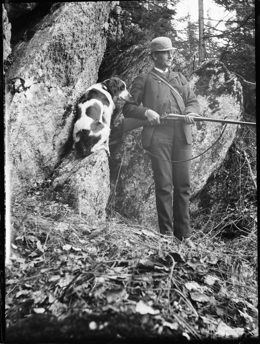 Ole Hansen Løken, JAKT, JEGER, GEVÆR HUND. LØKENBERGET, (BERGSTEIN).