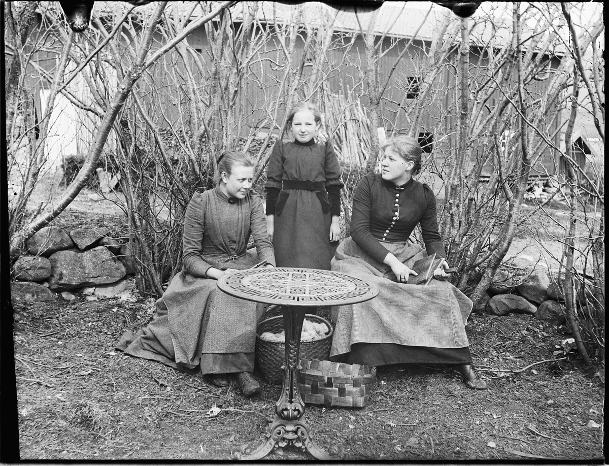 Ole Hansen Løken, F. V ALBERTA SIGSTAD, ( KOKKE PÅ LØKEN ), FRU TULLA HERSOUG OG MIMI LØKEN. LØKEN ØSTRE på Rudshøgda i Ringsaker.