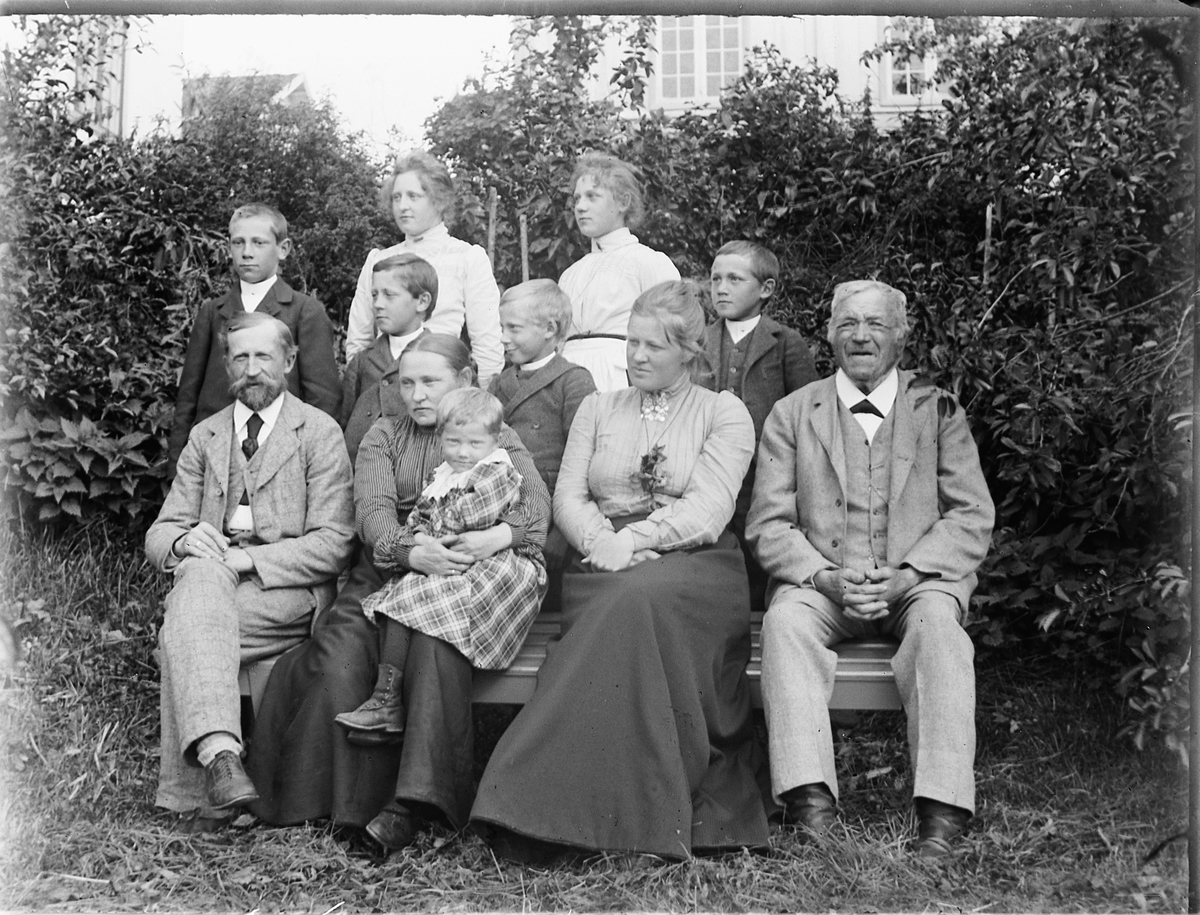 Ole Hansen Løken, Familiegruppe ute på Ulven, Ring. Foran fra venstre er Bernhard Julius Mengshoel (1851-1932), Ingeborg Monsdatter Ulven, Petra Mengshoel, Mimi Løken, Petter Ulven. Andre rekke fra venstre er Mons, Even, Aksel og Hans Mengshoel. Bak er Marie og Kristiane Mengshoel.