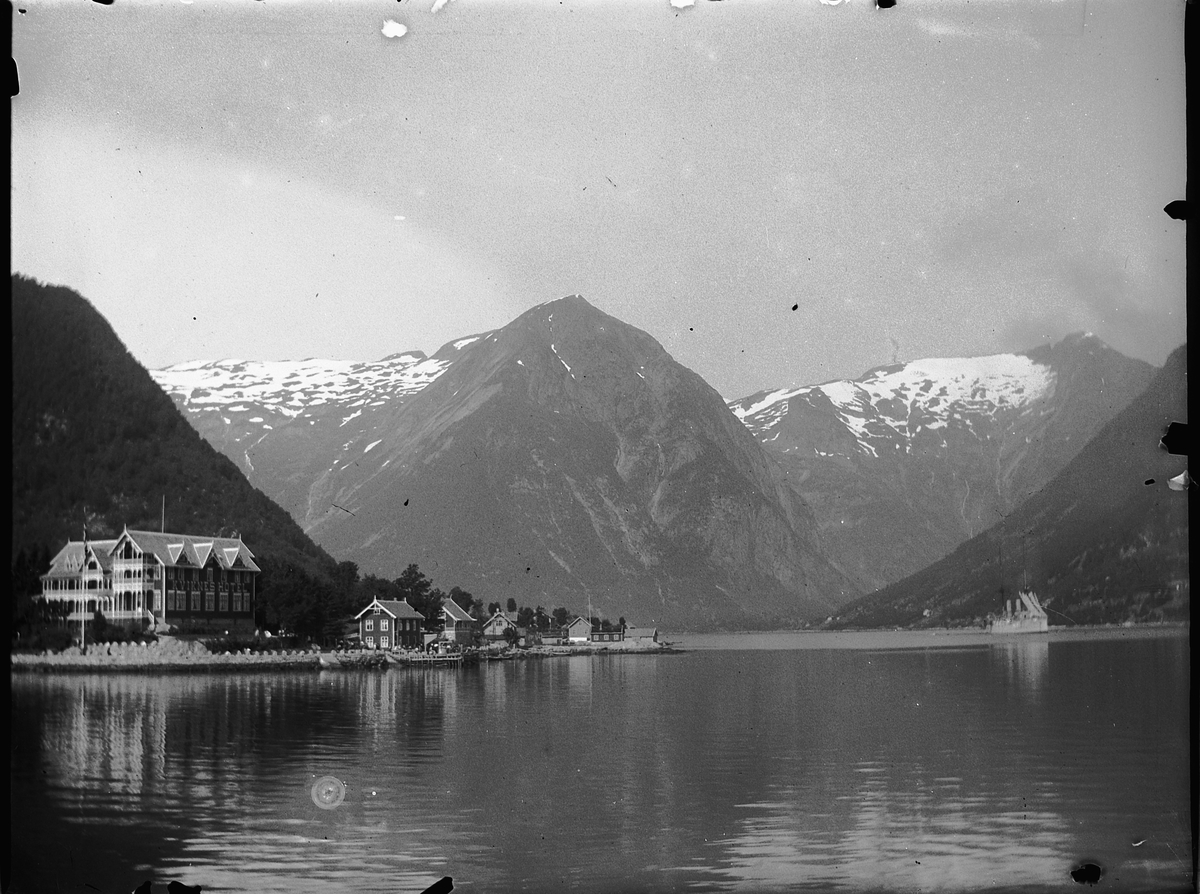 Ole Hansen Løken, Balestrand, Kviknes Hotell, Sognefjorden, Sogn og Fjordane. Båt på fjorden. Dette biletet viser Balestrand (Holmen). Kviknes hotell til venstre. Vi ser inn i Esefjorden. Landskap.