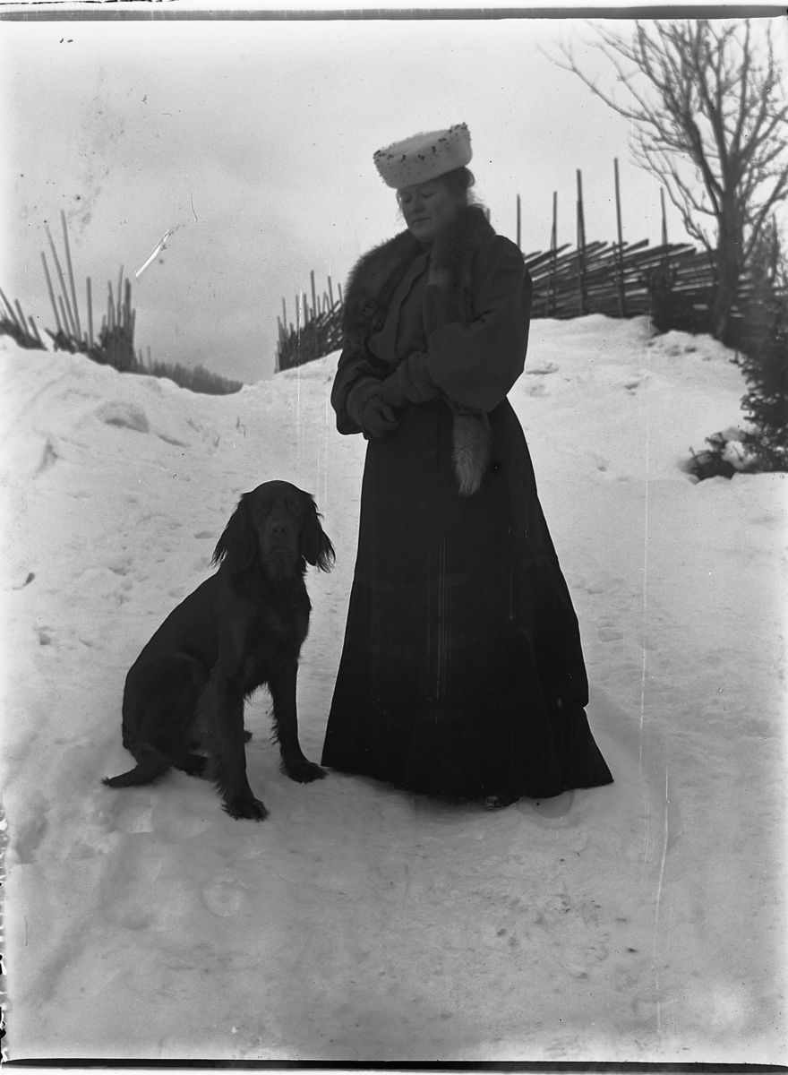 Ole Hansen Løken, MIMI LØKEN, SAMMEN MED HUND, VINTER, KVINNEKLÆR, HATT, KÅPE.