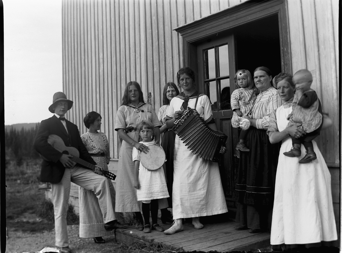 Ole Hansen Løken, BERGUNDHAUGEN ØVRE, GRUPPE 10, BARN OG VOKSNE, MUSIKKINSTRUMENTER, NR. 3 F. H. BERTHE BERGUNDHAUGEN. NR. 2 F. H. SYVERINE BERGUNDHAUGEN.