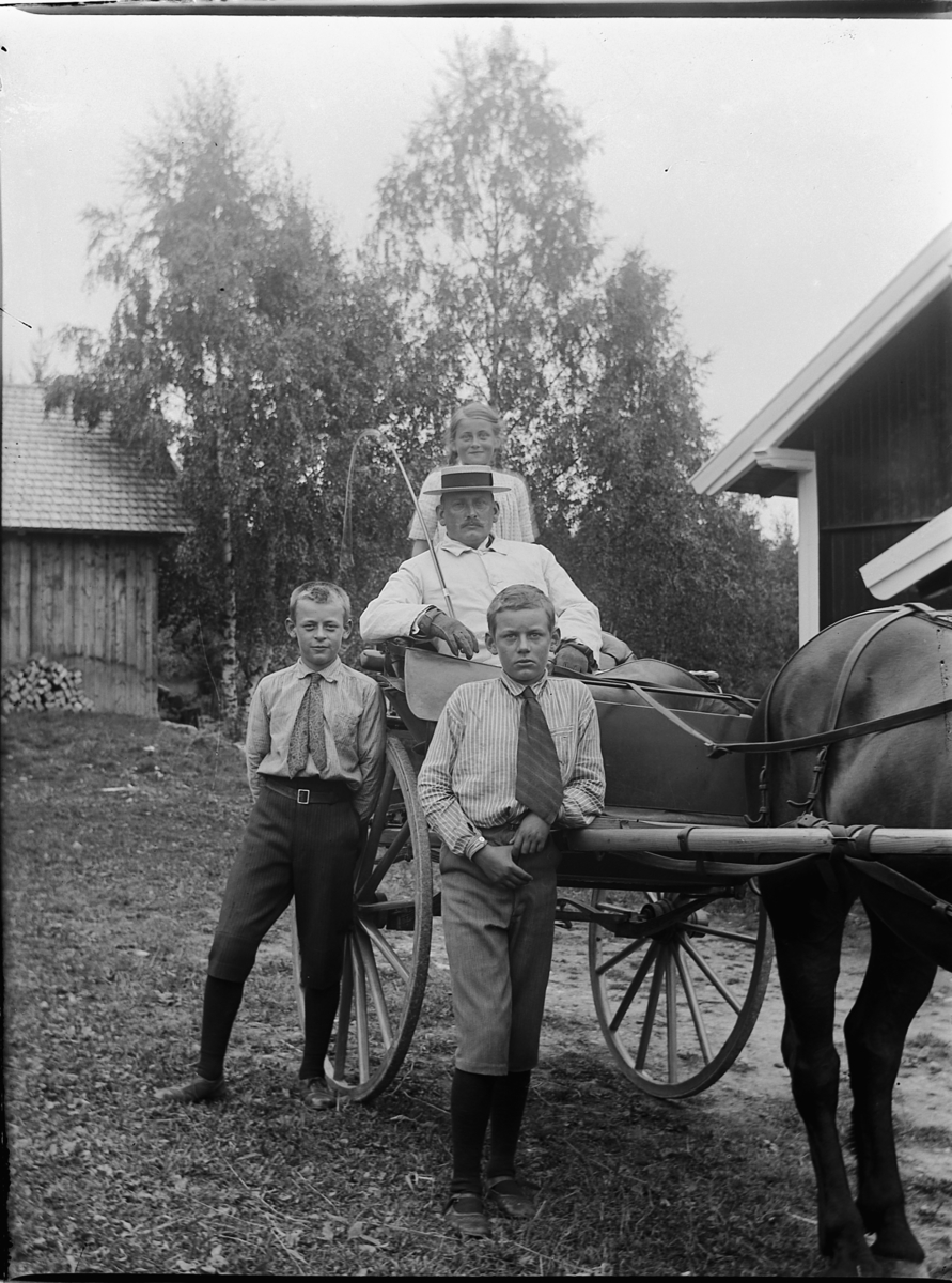 Ole Hansen Løken, ASLABAKKEN, FORAN FRA VENSTRE: HANS OG HERMAN BREDAL, KUSK SORENSKRIVER PETER BREDAL OG BAK DATTERA BA.