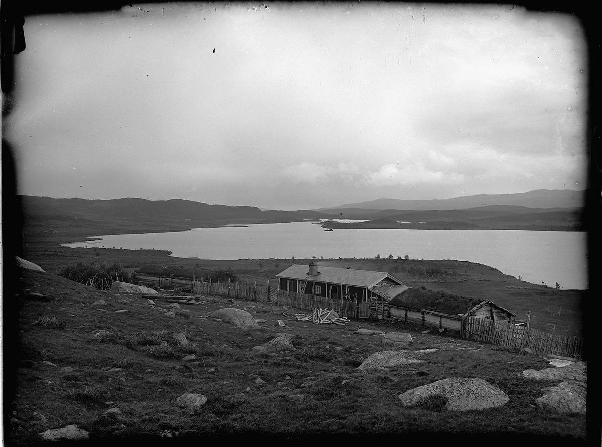 Ole Hansen Løken, HORNSJØEN? UKJENT STED. SETERHUS. LANDSKAP.