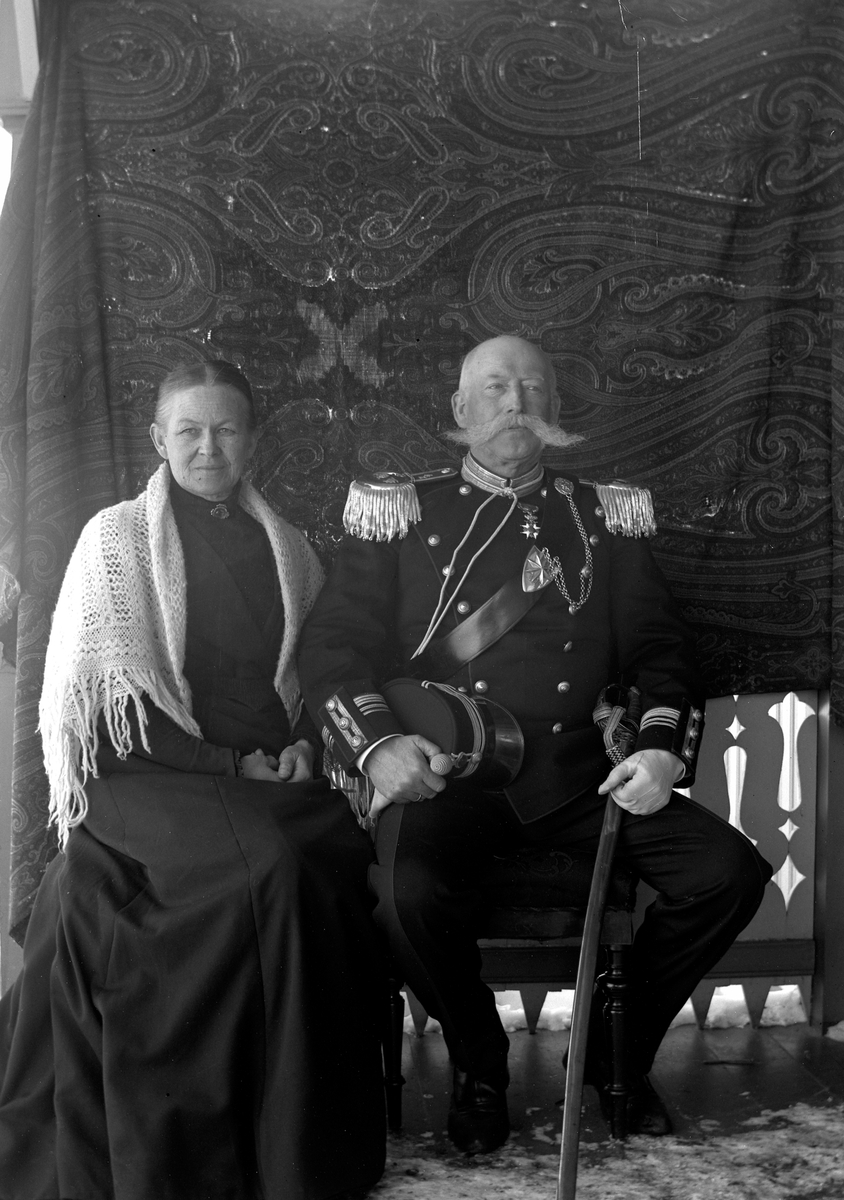 Ole Hansen Løken, RITTMESTER PAUL RING M/ FRUE. DREV GARDEN KJOS. HAN BLE SENERE OBERSTLØYTNANT. Bildet er tatt på Haugen etter at han flyttet dit på sine eldre dager. Fruen er Antoinette Eilertine f. Todderud fra Åker. Han er bl. a barnebarn til Hanna Winsnes. FOTO OLE LØKEN