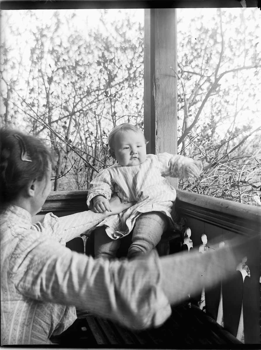 Ole Hansen Løken, KVINNE OG BARN, F. V. LINA TOKSTAD OG INGEBORG TOKSTAD, SENERE GIFT KIRKHUSMO.